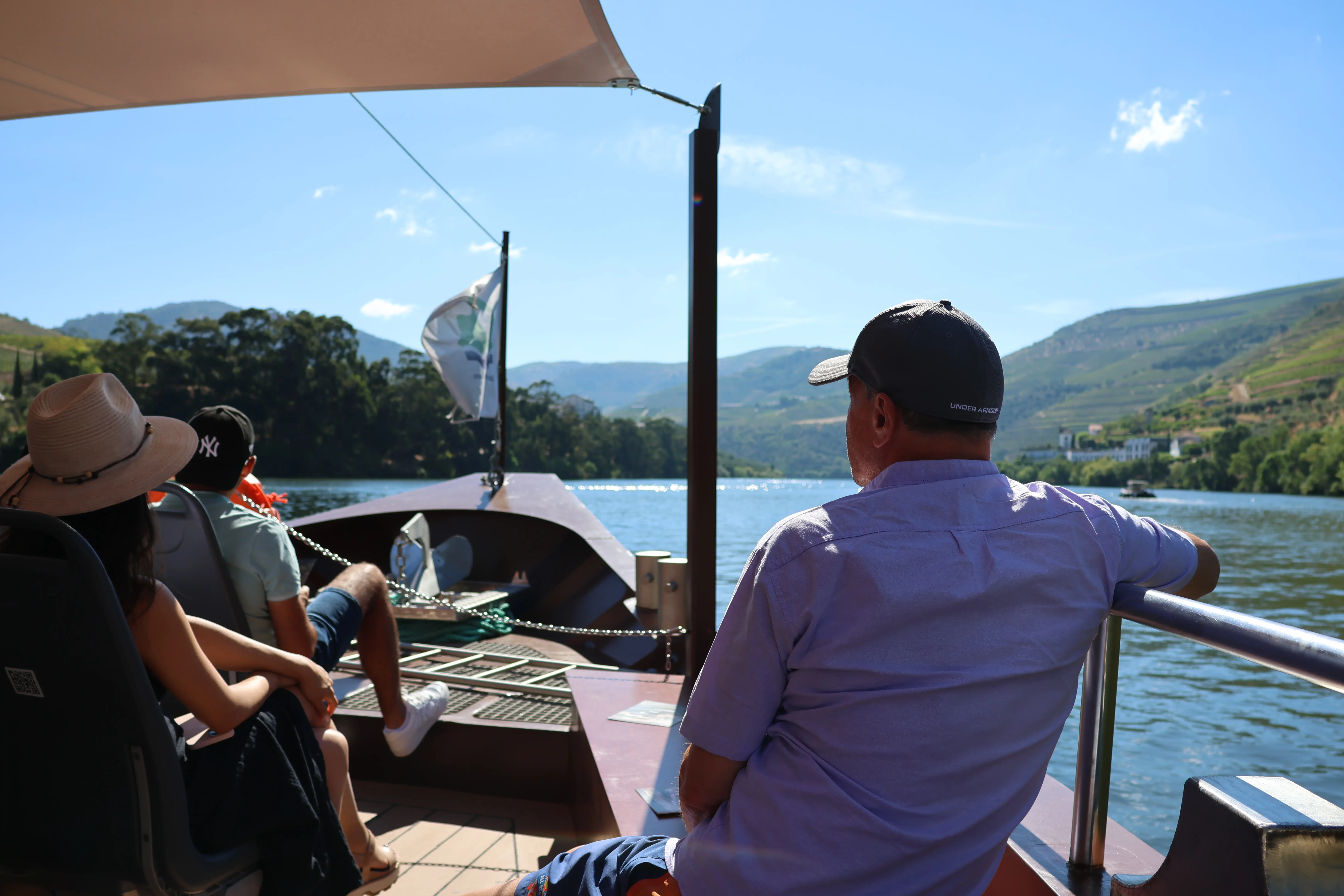 Tour de Meio Dia no Vale do Douro com Barco
