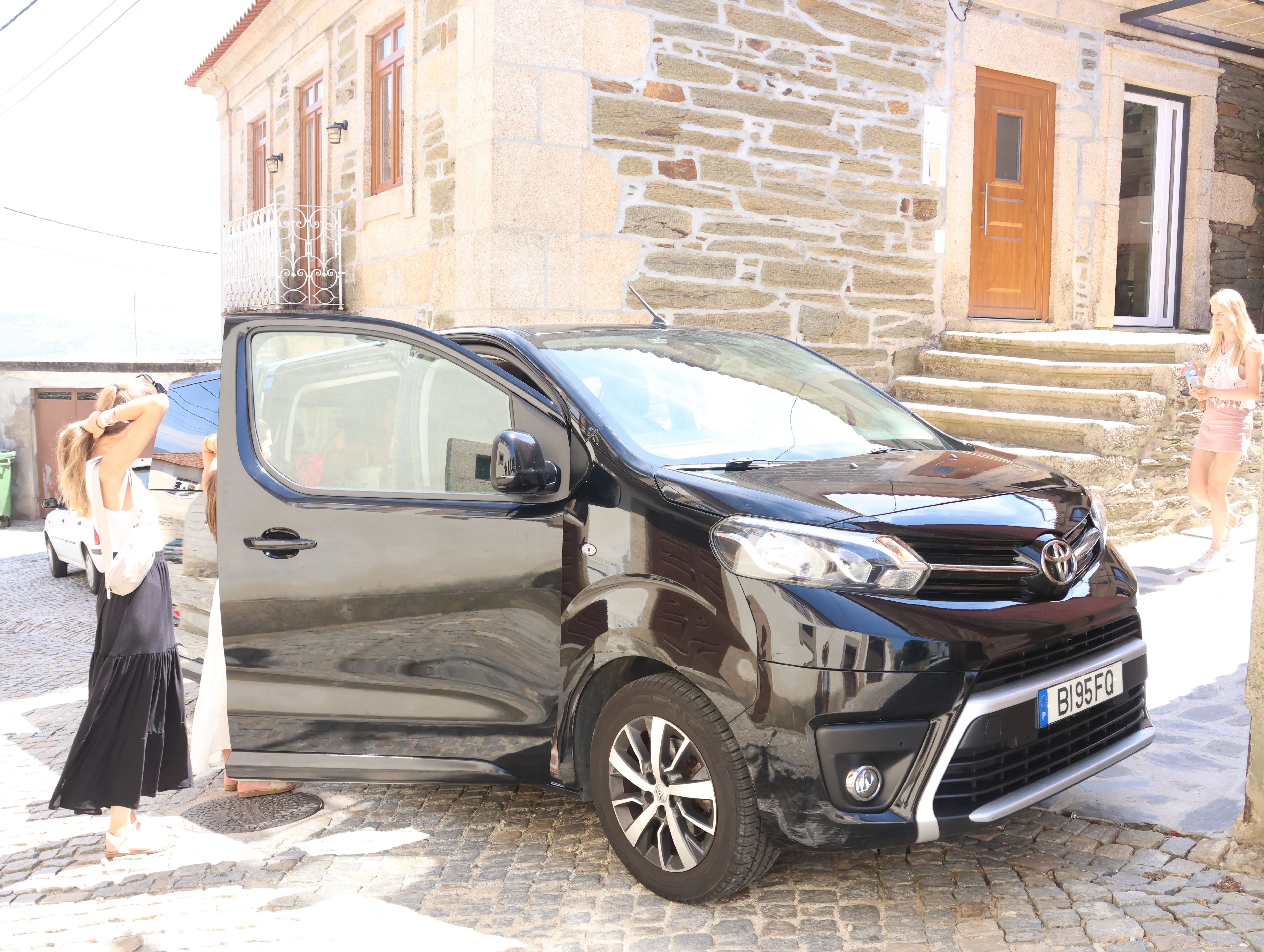 Douro Valley with pick-up: 2 Boutique wineries with lunch, and 1-h boat tour